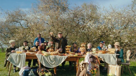 Filmstill: „Rote Stern überm Feld“ von Laura Laabs