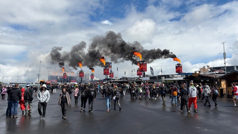 Feuer- und Rauchsäulen zur Eröffnung von RaR