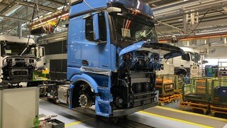 Ein Lkw von Daimler Truck steht in einer Werkstatt.