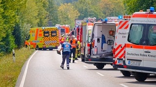 Ein Großaufgebot von Feuerwehr und Rettungsdienst war am Freitagnachmittag bei Schlierbach (Kreis Göppingen) im Einsatz, nachdem ein Auto frontal mit einem Bus zusammengestoßen war.