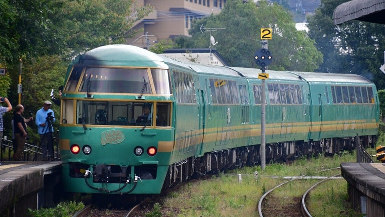 Der "Yufuin no Mori", ein Expresszug, der von Hakata Station in den Thermalbadeort Yufuin fährt.