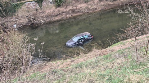 Auto stürzt in Trier-Ehrang in die Kyll
