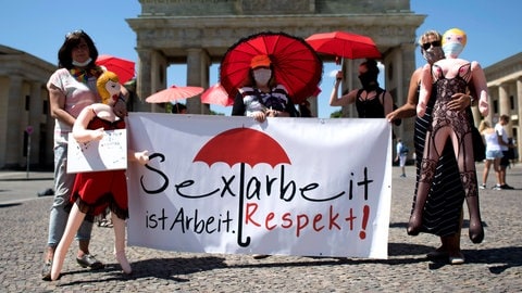 Frauen mit Transparent "Sexarbeit ist Arbeit - Respekt fuer mehr Rechte" (Archivbild). Prostituierte sind auch am Bodensee und in Oberschwaben Angriffen ausgesetzt.