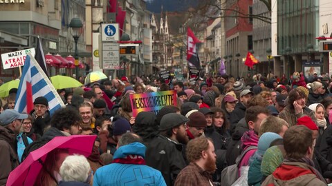 Protestierende gegen eine AfD-Wahlkampfveranstaltung in Freiburg