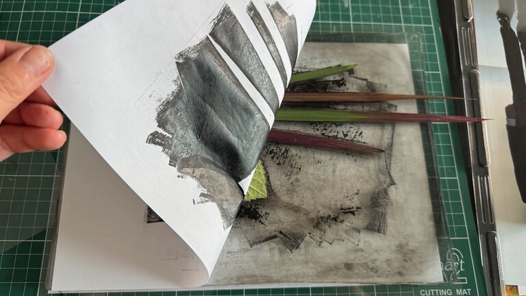 Das Druckerpapier vorsichtig abziehen.
