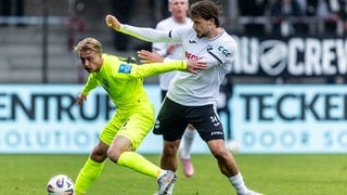 Zweikampf zwischen Ben Westermeier (SSV Ulm 1846 Fußball) und Fynn Otto (SC Verl, weißes Trikot)