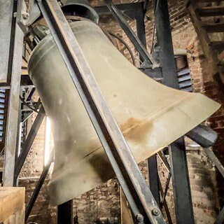 Riesenglocke im Glockenturm der Stadtkirche Giengen (Landkreis Heidenheim). Die teils tonnenschweren Glocken in der Giengener Stadtkirche sind mit hölzernen Gewichten gebremst worden.
