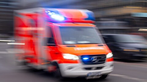 Polizei und Rettungsdienst waren im Einsatz vor einem Mehrparteienhaus in Kaiserslautern nach einem blutigen Nachbarschaftsstreit. Ein Wasserkocher wurde als Schlagwaffe eingesetzt. - Ein Rettungswagen fährt durch eine Straße.