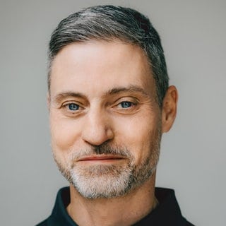 Pädagoge und Publizist Meron Mendel schaut direkt in die Kamera.  Wir leben in einer Zeit der ständigen Aufgeregtheit und Empörung. Gleichzeitig hat durch die neuen Extreme bei Vielen eine Art Rückzug stattgefunden. In SWR1 Leute sprechen wir mit Meron Mendel. Der Publizist setzt sich seit Jahren gegen Hass und für Verständigung zwischen den Kulturen ein, vor allem zwischen Israelis und Palästinensern.