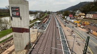 Auf der Weststrecke der Bahn in Trier sollen im März die ersten Personenzüge wieder fahren können.