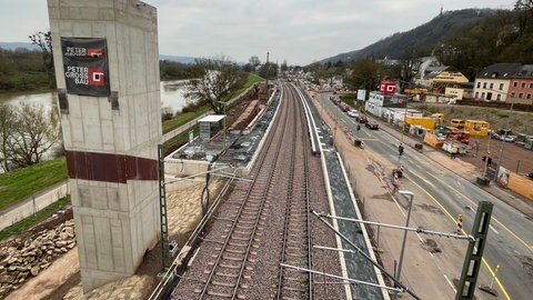 Auf der Weststrecke der Bahn in Trier sollen im März die ersten Personenzüge wieder fahren können.