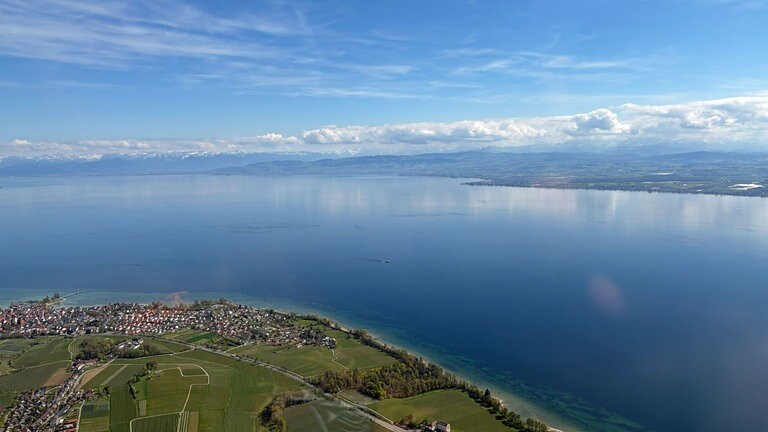 Bei klarer Sicht ist der Bodensee am Donnerstag vom Flugzeug gut zu sehen.