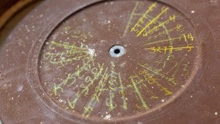 In den 1920er-Jahren wurden professionelle Tonaufnahmen mit Wachsplatten erstellt. Sie lösten die Wachszylinder ab. Die Aufnahmelänge betrug 4 Minuten. Typischerweise wurden die mit der Nadel geschriebenen Aufnahmen auf Kupferfolien kopiert, um die Wachsplatte abzuschleifen und wieder zu verwenden. Aufgenommen am 1.11.2017 im Deutschen Rundfunkarchiv