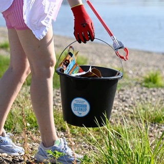 Vor allem Kinder und Jugendliche sollten beim Müllsammeln am Rhein nach Niedrigwasser vorsichtig sein. Joachim Umbach von der Initiative RhineCleanUp erklärt, worauf zu achten ist.