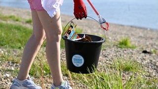 Vor allem Kinder und Jugendliche sollten beim Müllsammeln am Rhein nach Niedrigwasser vorsichtig sein. Joachim Umbach von der Initiative RhineCleanUp erklärt, worauf zu achten ist.