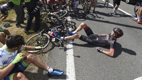 Radprofi Dominik Nerz liegt nach einem Sturz bei der Tour de France 2015 am Boden.