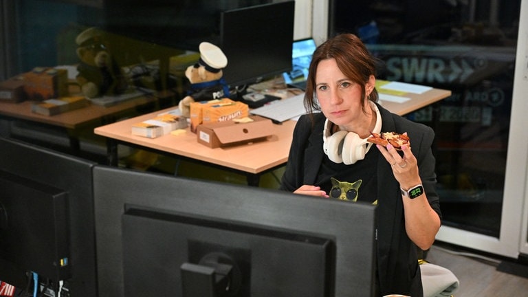 Während der Hitparade mal in Ruhe zu frühstücken, ist nicht so einfach. SWR1 Redakteurin Julia Gehrlein ist aber multitaskingfähig und schafft es zwischen Hits, Interviews und Planung zumindest mal in eine Bretzel zu beißen. Die Top 1000 macht ja auch keine Frühstückspause.
