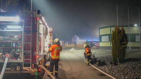 Feuerwehreinsatz beim Brand einer Lagerhalle in Kirchardt-Berwangen