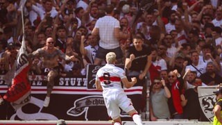 VfB-Stürmer Ermedin Demirovic bejubelt seinen Treffer gegen Leverkusen