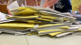 Auszählung von Stimmzetteln zur Europa- und Kommunalwahl 2024 in Heilbronn