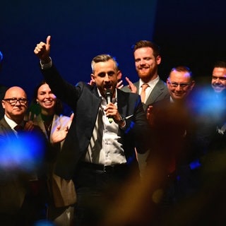 Ulrich Siegmund (Mitte l, AfD), Spitzenkandidat und Co-Vorsitzender der AfD-Landtagsfraktion Sachsen-Anhalt, spricht bei der Wahlparty der AfD im Alten Theater auf der Bühne. Am Sonntag (06.09.2026) wurde in Sachsen-Anhalt ein neuer Landtag gewählt.