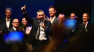 Ulrich Siegmund (Mitte l, AfD), Spitzenkandidat und Co-Vorsitzender der AfD-Landtagsfraktion Sachsen-Anhalt, spricht bei der Wahlparty der AfD im Alten Theater auf der Bühne. Am Sonntag (06.09.2026) wurde in Sachsen-Anhalt ein neuer Landtag gewählt.