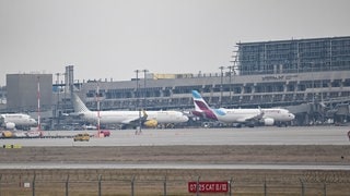Flugzeuge am Stuttgarter Flughafen - hier wurden Messer und gefälschte Pässe gefunden. (Archivbild)