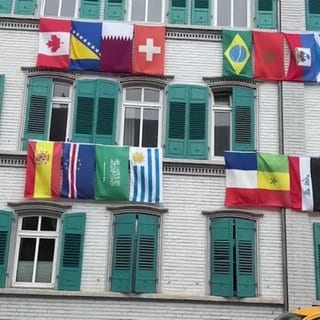 Haus mit Flaggen der WM-Länder
