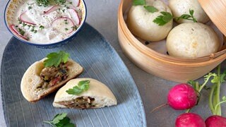 Würzige Dampfnudeln mit Speck und Bergkäse