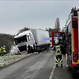 Bei einem Unfall zwischen Neuenstadt und Neckarsulm-Dahenfeld wurde eine Autofahrerin schwer verletzt. Sie war frontal in einen Lkw gekracht. Ob Glätte die Ursache war, steht bislang nicht fest.