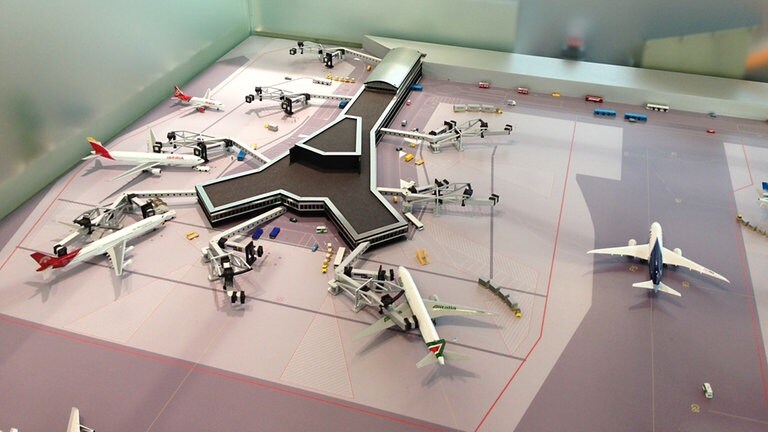 Herpa: Flughafen Schipol Amsterdam. Lasercut, Maßstab . 1:500