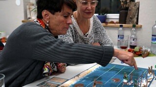 Sonja Faber-Schrecklein spielt ein Brettspiel beim Spieletreff in Dettingen an der Erms.