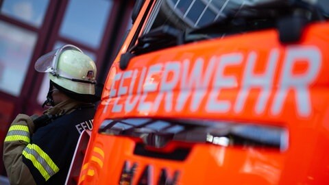 Symbolbild Feuerwehr. Die Feuerwehr hat bei Ludwigshafen eine Oldtimer-Fahrerin aus ihrem Oldtimer befreit.