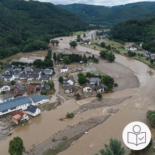 Das Bildz zeigt eine Landschaft von oben. Die Landschaft ist das Ahrtal. Ein Dorf ist überschwemmt. Eine große Fläche ist voll braunem Wasser. Rechts das SWR Logo für Leichte Sprache.