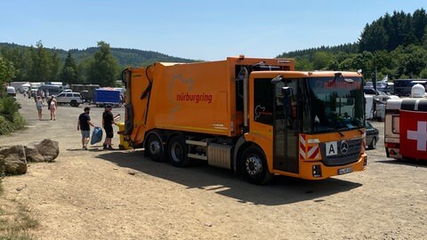 Das eigene Müllauto des Nürburgings steht auf einem Campingplatz entlang der Rennstrecke