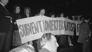 Demonstration gegen das Theaterstück "Der Müll, die Stadt und der Tod"