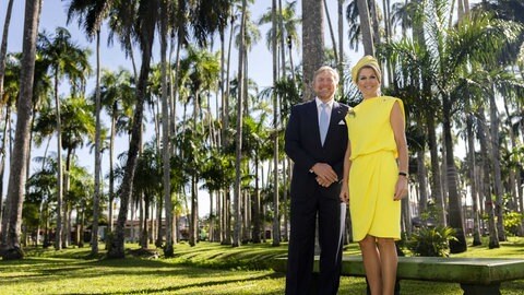 König Willem-Alexander und Königin Máxima posieren in einem Palmengarten in Suriname für die Presse. 
