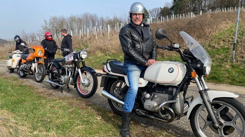 Ausfahrt zum Start der Motorradsaison 2026: Eine Gruppe Männern im Rebland bei Baden-Baden.