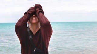 Frau ist verzweifelt am Strand (Symbolbild)  Mit dem Start der Sommerferien wächst für manche Mädchen und junge Frauen die Gefahr, Opfer von Zwangsverheiratung zu werden. Davor warnt die Frauenrechtsorganisation SOLWODI in Ludwigshafen.