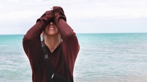 Frau ist verzweifelt am Strand (Symbolbild)  Mit dem Start der Sommerferien wächst für manche Mädchen und junge Frauen die Gefahr, Opfer von Zwangsverheiratung zu werden. Davor warnt die Frauenrechtsorganisation SOLWODI in Ludwigshafen.