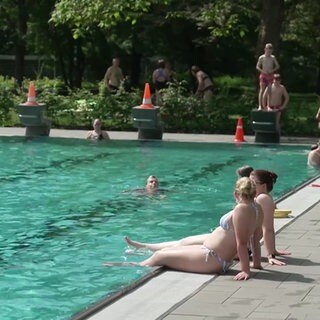 Gäste im Freibad