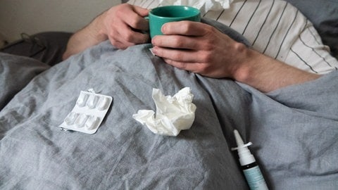 Der rheinland-pfälzische Gesundheitsminister Clemens Hoch hat vorgeschlagen, Krankschreibungen erst nach zwei Wochen verpflichtend zu machen. Nur auf ausdrücklichen Wunsch des Arbeitgebers sollten Arbeitsunfähigkeitsbescheinigungen in den ersten zwei Wochen vorgelegt werden.