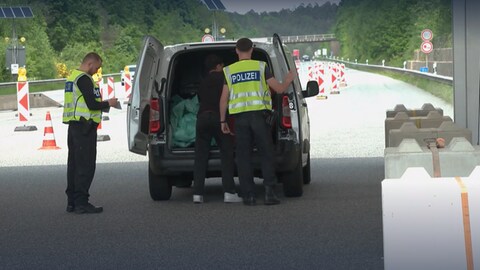 Eine der ersten Amtshandlungen der neuen Bundesregierung: verschärfte Grenzkontrollen, wie hier an der A64 bei Trier 