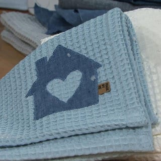 Blaue und weiße Geschirrtücher aus Waffelpiqué mit weihnachtlichen Motiven