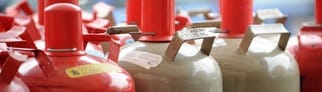 Die passende Gasflasche zum Grillen finden | Rote Leihflaschen und graue Kauf- oder Eigentumsflschen