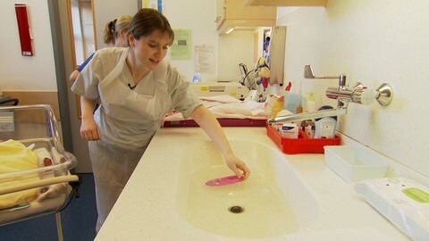 Eine Hebamme misst die Wassertemperatur im St. Marienkrankenhaus Ludwigshafen