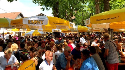 Kostspieliges Vergnügen: Für Essen und Getränke müssen Festbesucher tief in die Tasche greifen, etwa im Bärengarten. Auf dem Festgelände ist er Haupttreffpunkt für rutenbegeisterte Ravensburger.