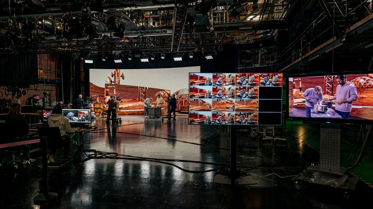 SWR Baden-Baden Studio 6: Multicam-Live-Switch zwischen drei getrackten Kameras in Kombination mit dem neuesten Tracking-System Ocellus von Sony. 