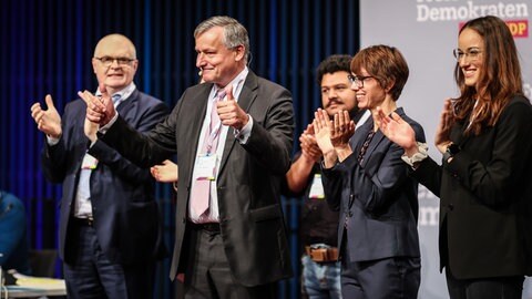 Hans-Ulrich Rülke (Zweiter v. l.), Landesvorsitzender der FDP Baden-Württemberg, bedankt sich während des Landeshauptausschusses der FDP Baden-Württemberg bei den Parteimitgliedern für den Applaus nach seiner Rede.