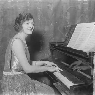 Miss Renee Kelly am Klavier (1923)